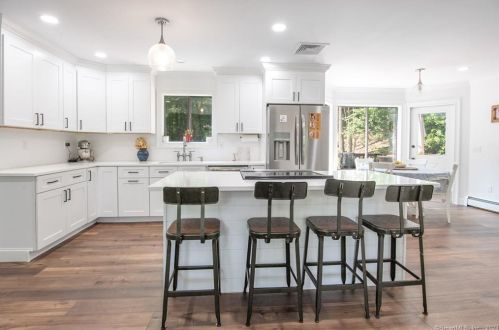 29 Carriage House Dr, Danbury CT  06810-8206 exterior