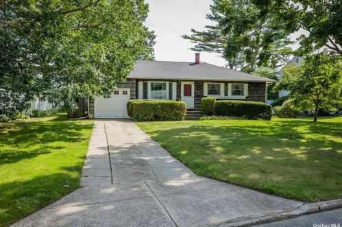 4 Avon Pl, West Sayville, NY 11796-1607