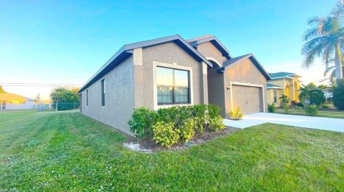 927 5th Pl, Cape Coral, FL 33990-2816