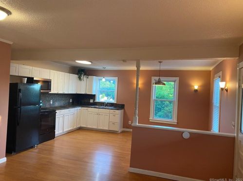 96 Charter Oak St, Manchester CT  06040-6211 exterior