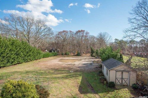323 Pond Rd, Bohemia, NY 11716-3412
