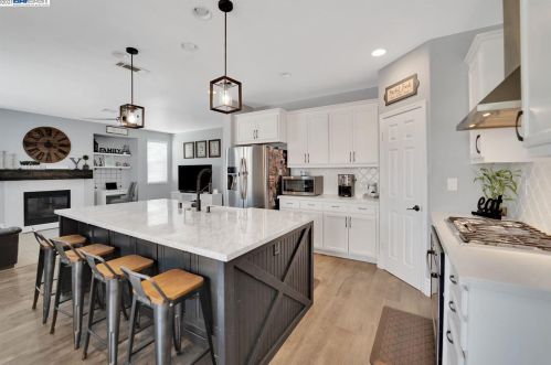 104 Matisse Dr, Oakley, CA 94561-1782