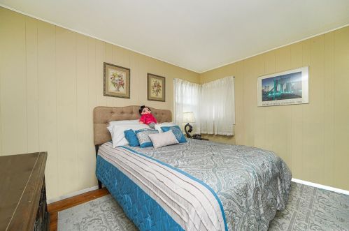 5 Victoria Rd, Babylon NY  11703-1406 exterior