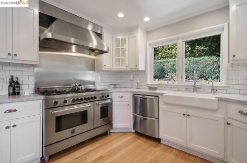 5647 Cabot Dr, Oakland CA  94611-2247 exterior
