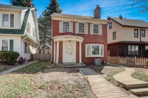 2846 Pine Ave, Milwaukee, WI 53207-2221
