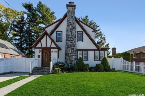 789 Harrison St, Hempstead, NY 11552-3217