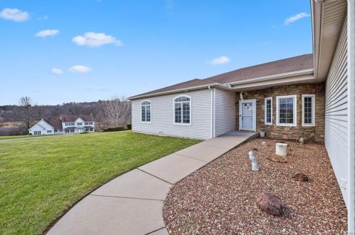 16 Breezy Knoll Dr, Bloomfield, CT 06002-1600