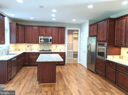 5936 Amber Ridge Rd, Haymarket VA  20169-2620 exterior