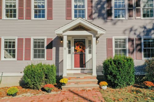 5 Squirrel Run Rd, Plaistow, NH 03865-2635