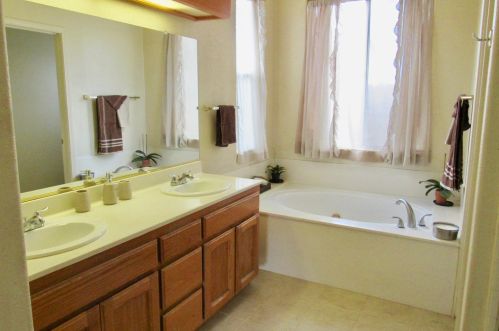 766 Amelia Ct, Los Banos CA 93635-2623 exterior