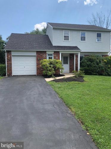 98 Longview Dr, Southampton, PA 18966-1637
