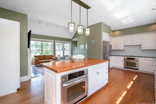 98 Ryefield Rd, Middletown CT  06457-5700 exterior