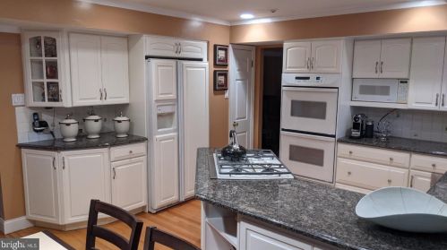 60 Sunshine Rd, Southampton, PA 18966-3300
