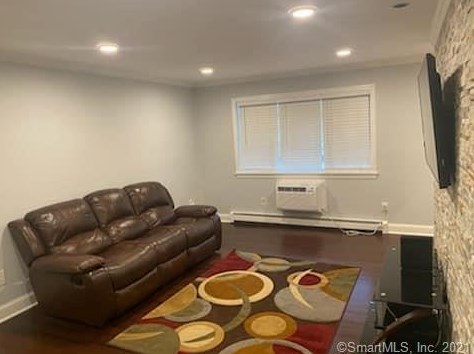 21 Canterbury Rd, Bridgeport, CT 06606-2651