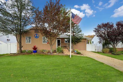 3947 Arthur Ave, Seaford, NY 11783-1550