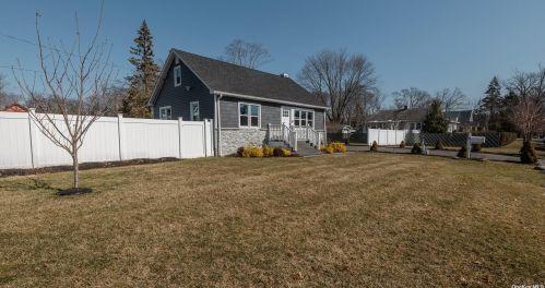 1 47th St, Islip Manor, NY 11751-1707