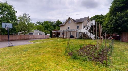 31 Maple Ave, Bethel, CT 06801-1416
