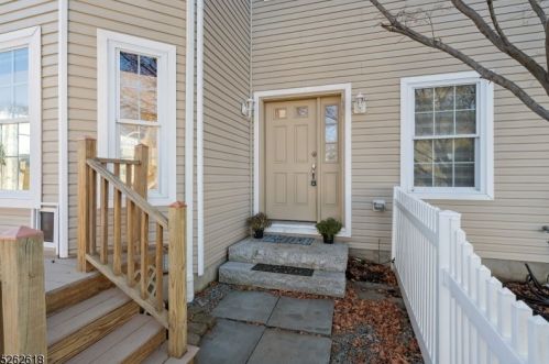 2 Shawnee Trl, Parsippany NJ  07834-1110 exterior