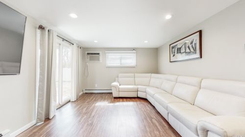 947 Montauk Ave, Islip Terrace NY  11752-1206 exterior