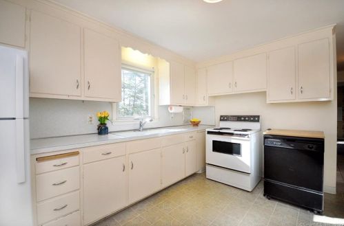 11 Hiram Ln, Bloomfield CT  06002-1224 exterior