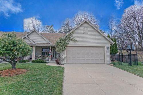 688 Hickory Creek Dr, Oconomowoc, WI 53066-3579