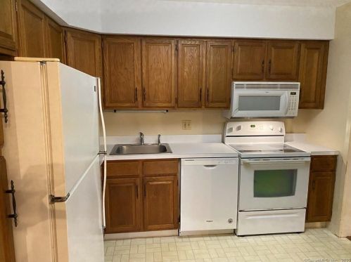 37 Coach Dr, Southington, CT 06489-3441