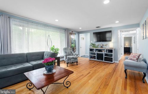 5 Thomas Ave, Riverton, NJ 08077-1132