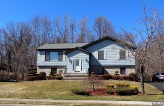 31 Chaffee Cir, Norwood, NJ 07648-1249