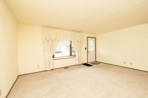 225 Meadowbrook Dr, Bellefontaine, OH 43311-2729