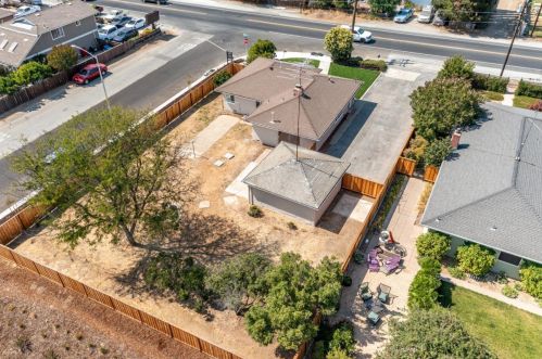 1041 Hillcrest Rd, Hollister, CA 95023-5139