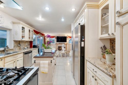 27535 Freetown Ln, Calabasas CA  91301-3560 exterior