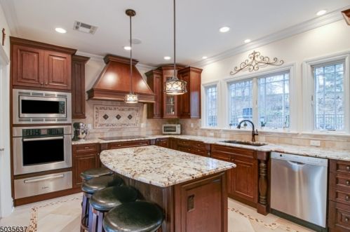 1 Mueller Pl, Warren NJ  07059-5703 exterior