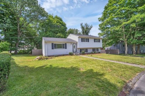 41 Barrington Ln, Waterbury, CT 06708-3901