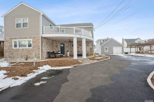 70 Orchard St, North Lindenhurst, NY 11757-5757