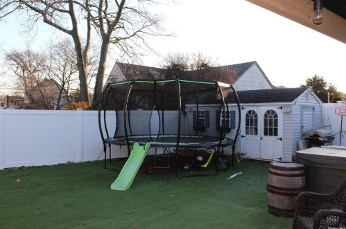 35 Hartford St, North Lindenhurst NY  11757-3843 exterior