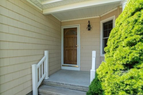 1 Village Dr, Waterford, CT 06385-3300