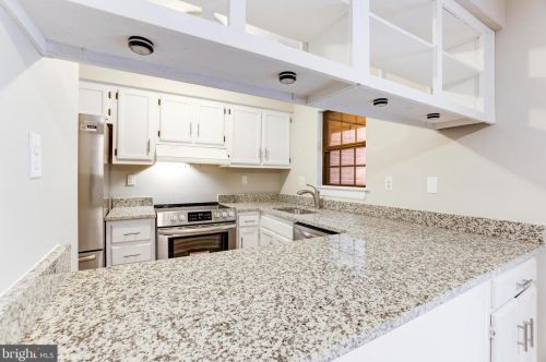 2053 Headlands Cir, Herndon VA  20191-3642 exterior