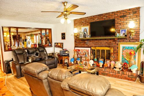 261 Gotham Ave, Floral Park NY  11003-2105 exterior