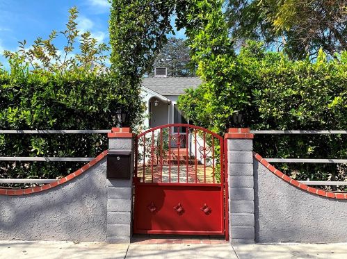 6721 Cedros Ave, Van Nuys, CA 91405-3864