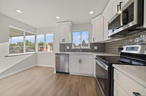 3233 Jasmine St, Denver CO 80207-2119 exterior