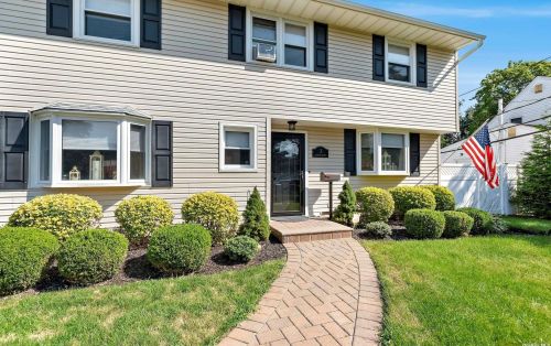 3 Windham Cres, San Remo, NY 11754-4122