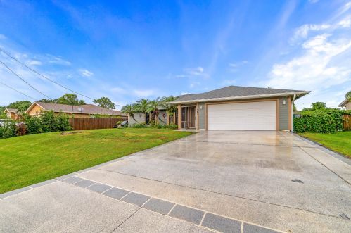 581 Grenada St, Fort Pierce, FL 34983-8654
