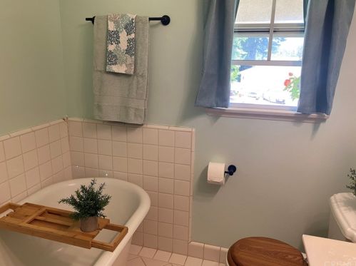 24421 Shadeland Dr, Santa Clarita CA  91321-3616 exterior