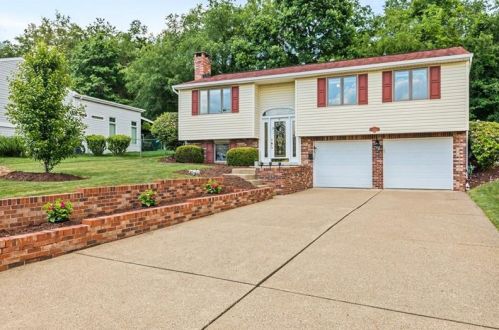 1640 Southpine Dr, Library, PA 15129-9023