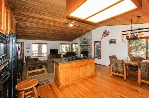 1253 Panorama Dr, Big Bear City CA  92314-9828 exterior