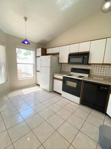 78 Lakepointe Cir, Kissimmee, FL 34743-8118
