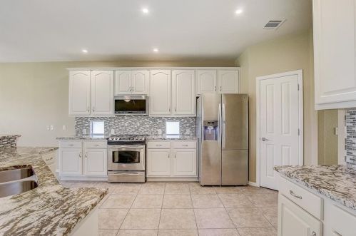 125 Sweet Gum, Uhland TX  78640-5960 exterior