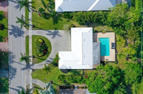 625 Orchid Dr, Naples FL  34102-5012 exterior