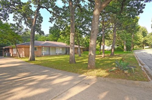 1811 Laurelwood Dr, Denton, TX 76209-2234