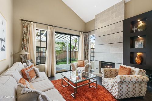 4766 Castello Way, Calabasas CA  91377-5500 exterior